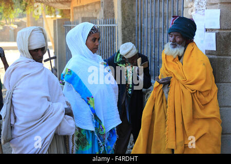 Région du Tigré ville Axum, croyants, d'Axoum, les pèlerins en face de l'église Banque D'Images