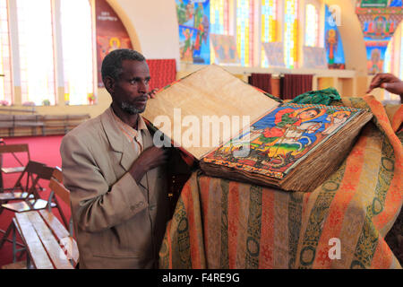 D'Axoum, Axum, région du Tigré, en Ethiopie, Tsion Mariam, l'ancienne cathédrale St Mary de Sion, construit en 1665, à l'intérieur, Kirchendiener zeig Banque D'Images