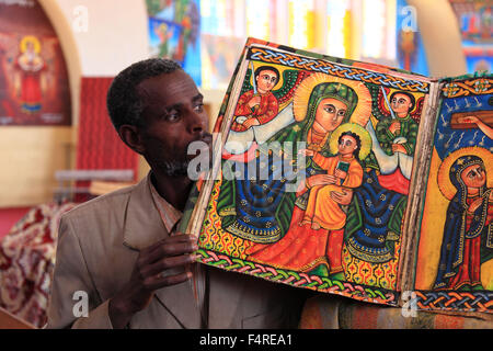 D'Axoum, Axum, région du Tigré, en Ethiopie, Tsion Mariam, l'ancienne cathédrale St Mary de Sion, construit en 1665, à l'intérieur, Kirchendiener zeig Banque D'Images