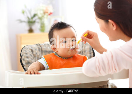 Mère nourrit le bébé à manger Banque D'Images