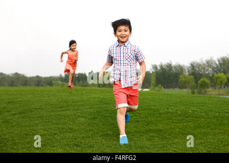 Beaux enfants fonctionnant à l'extérieur Banque D'Images