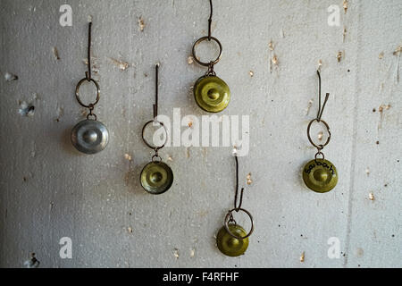 Réplique de gongs traditionnel pour la vente de l'afficheur pendant le marché du dimanche au village de Kudat Sabah, Bornéo, Malaisie Banque D'Images