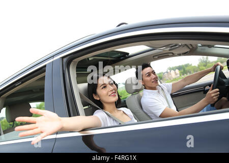 Les jeunes couples conduire une voiture Banque D'Images