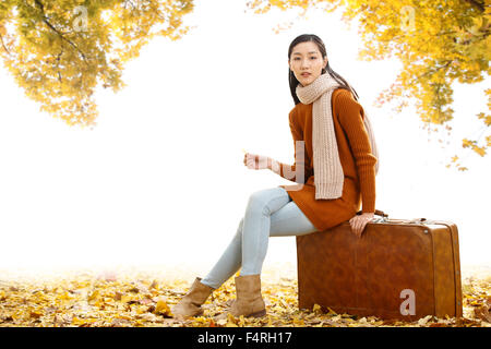 Jeune femme assise dans le coffre Banque D'Images