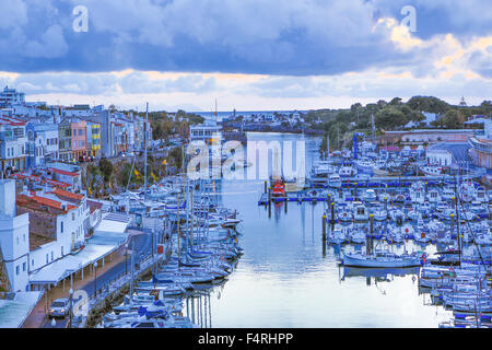 Îles Baléares, Ciutadella, ville, paysage, l'île de Minorque, Espagne, Europe, le ressort, l'architecture, bateaux, coloré, pas de personnes Banque D'Images