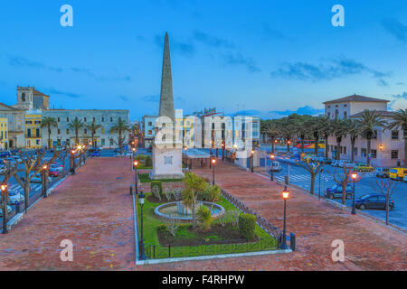 Îles Baléares, NÉ, Ciutadella, Minorque, île, ville, Espagne, Europe, le ressort, l'architecture, les lumières, aucun peuple, l'obélisque, squa Banque D'Images