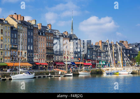 HONFLEUR, FRANCE - Le 12 octobre : Le vieux port de Honfleur, célèbre pour avoir été peint de nombreuses fois par des artistes, le 12 octobre, 20 Banque D'Images