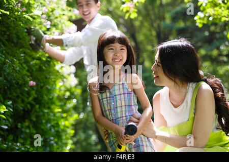 Une famille heureuse dans le jardin 3 Banque D'Images