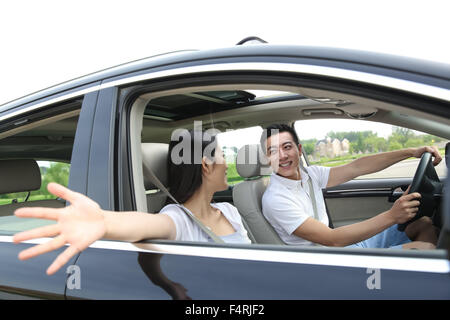 Les jeunes couples conduire une voiture Banque D'Images