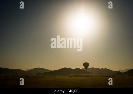 Hot Air Balloon flying over Canyon de Sesriem, Namibie. Banque D'Images