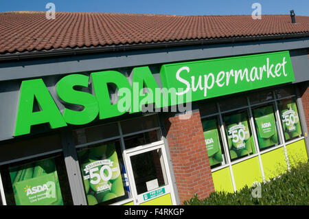 L'Asda stores dépanneur à l'acquisition d'une boutique de vente au détail d'aliments locaux détaillant petit ouvert 7 à 23 inscription convertie en branche branches netto Banque D'Images