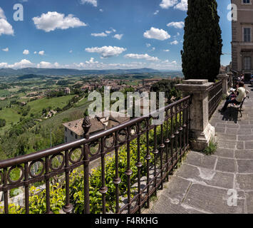 L'Italie, l'Europe, de l'Ombrie, Todi, paysage, printemps, les gens, la Piazza Giuseppe Garibaldi, vue, Hills Banque D'Images