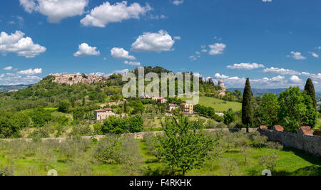 L'Italie, l'Europe, de l'Ombrie, Todi, paysage, champ, prairie, arbres, printemps, montagnes, collines, vista, ville, en haut de la colline, Banque D'Images