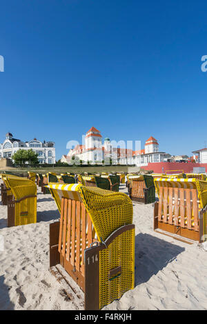 View of traditional" - 300 sièges sur la plage à la station balnéaire de Binz sur l'île de Rügen en Allemagne Banque D'Images