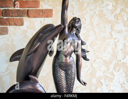 Sur les murs sont des sculptures en bronze d'une sirène avec une main et un dauphin à côté d'elle. Banque D'Images