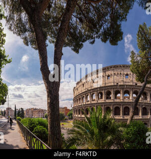 L'Italie, l'Europe, Lazio, Rome, Roma, ville, village, forêt, bois, arbres, printemps, les gens, la Piazza del Colosseo, le colisée Banque D'Images