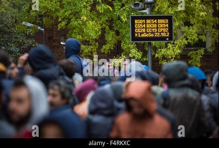 Berlin, Allemagne. 22 octobre, 2015. Un écran électronique indique le nombre d'attente en face de l'Office d'état de la Santé et des affaires sociales (LaGeSo Turm-Strasse sur) à Berlin, Allemagne, 22 octobre 2015. Les réfugiés attendre ici pour l'enregistrement, la distribution des places de couchage, et le versement des prestations sociales. Photo : SOPHIA KEMBOWSKI/dpa/Alamy Live News Banque D'Images