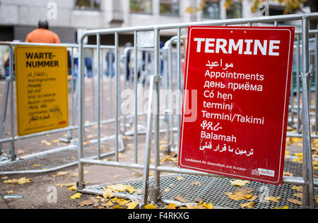 Berlin, Allemagne. 22 octobre, 2015. Signes écrits avec 'rendez-vous' et 'nombre' d'attente dans plusieurs langues sont en face de l'Office d'état de la Santé et des affaires sociales (LaGeSo Turm-Strasse sur) à Berlin, Allemagne, 22 octobre 2015. Les réfugiés attendre ici pour l'enregistrement, la distribution des places de couchage, et le versement des prestations sociales. Photo : SOPHIA KEMBOWSKI/dpa/Alamy Live News Banque D'Images