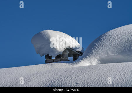 Cheminée traditionnelle tout à fait complètement couvert par la neige Banque D'Images