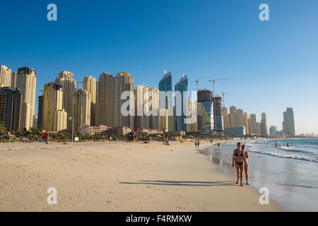 Vue sur des toits de gratte-ciel modernes et plage de JBR Jumeirah Beach Resort de Dubaï Émirats Arabes Unis Banque D'Images