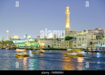 Vue de la nuit de l'Abra (bateau-taxi sur le ruisseau à Deira à Dubaï, Émirats Arabes Unis Banque D'Images