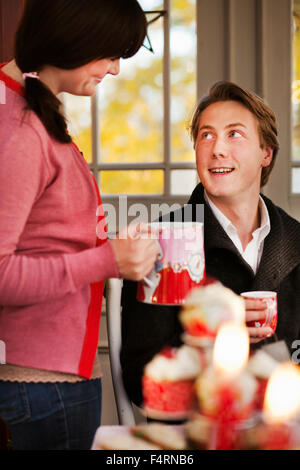 Femme offrant du vin à l'homme