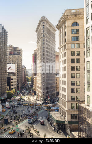 NEW YORK - 17 octobre 2015 : Avis de Manhattan le long de Broadway à l'historique Flatiron Building. Banque D'Images