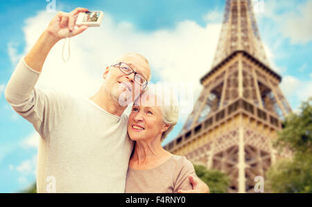 Couple avec caméra au-dessus de la tour Eiffel Banque D'Images