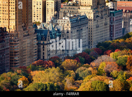 Vue aérienne de bâtiments et de l'Upper West Side Central Park en automne, Manhattan, New York City Banque D'Images