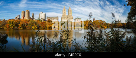 Vue panoramique sur Central Park à l'automne de l'Upper West Side de Manhattan avec ses bâtiments reflétant dans le lac. Automne à New York City Banque D'Images