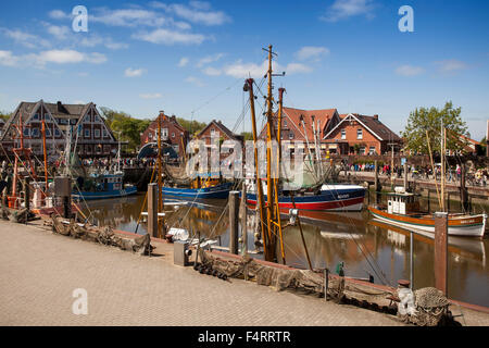 Coupeuses de crabe dans le port d'Ayas, en Frise orientale, Basse-Saxe, Allemagne, Europe Banque D'Images