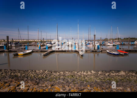 Voiliers dans le port de Greetsiel, en Frise orientale, Basse-Saxe, Allemagne Banque D'Images