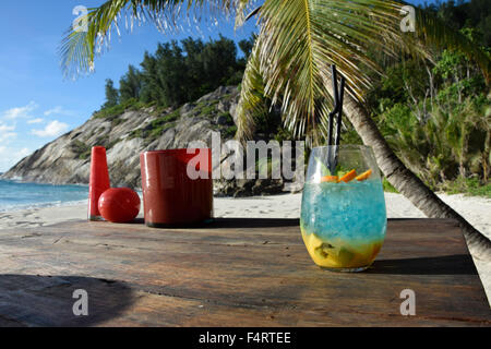 Des cocktails, de la mer, l'eau, l'Île du Nord, de palmiers, Seychelles, Afrique, plage, mer, bar de plage, Banque D'Images