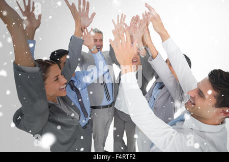 Image composite des gens d'affaires levant les bras Banque D'Images