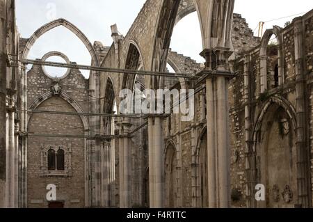 Lisbonne, Portugal - 24 octobre 2014 : l'intérieur des ruines du couvent do Carmo à Lisbonne, endommagé par le séisme Banque D'Images