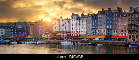 HONFLEUR, FRANCE - Le 12 octobre : Le vieux port de Honfleur au coucher du soleil, célèbre pour avoir été peint de nombreuses fois par des artistes, sur l'Octo Banque D'Images