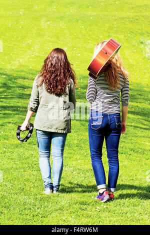 Deux filles sur une prairie avec leurs instruments Banque D'Images