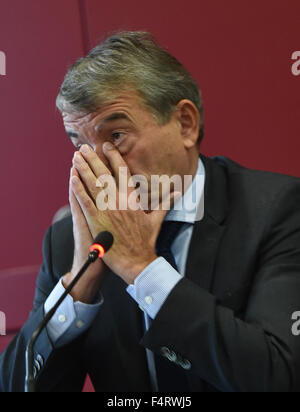 Wolfgang Niersbach, Président de la Fédération allemande de football (DFB), gestes au cours d'une conférence de presse au siège de la DFB à Frankfurt am Main, Allemagne, 22 octobre 2015. Photo : ARNE DEDERT/dpa Banque D'Images