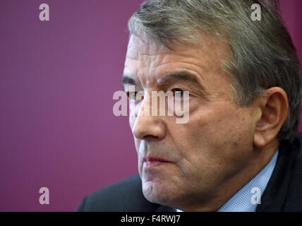 Wolfgang Niersbach, Président de la Fédération allemande de football (DFB), siège au cours d'une conférence de presse au siège de la DFB à Frankfurt am Main, Allemagne, 22 octobre 2015. Photo : ARNE DEDERT/dpa Banque D'Images