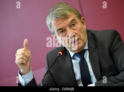 Wolfgang Niersbach, Président de la Fédération allemande de football (DFB), prend la parole lors d'une conférence de presse au siège de la DFB à Frankfurt am Main, Allemagne, 22 octobre 2015. Photo : ARNE DEDERT/dpa Banque D'Images