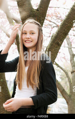 La Suède, Vastra Sweden Göteborg, Vasastaden, Portrait of teenage girl (14-15) au printemps