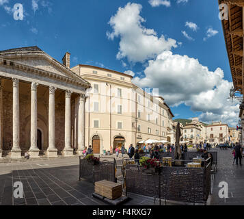 L'Italie, l'Europe, assise, Ombrie, Tempio di Minerva, temple, la Piazza del Comune, village, printemps, les gens, Banque D'Images