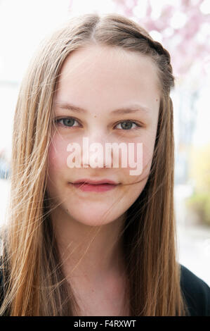 La Suède, Göteborg, Sweden Vastra, Portrait de Vasastaden pensive teenage girl (14-15)