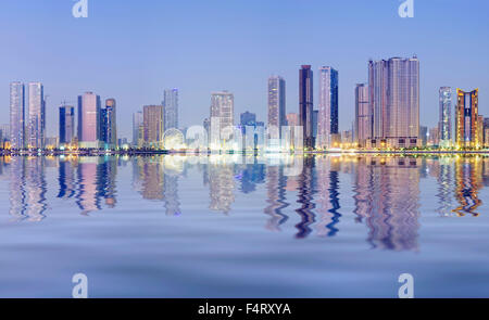 Nuit vue sur l'horizon de la modernisation des tours d'habitation le long de Corniche à Sharjah Emirats Arabes Unis Banque D'Images
