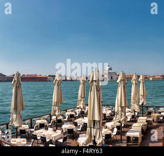 L'Italie, l'Europe, Venezia, Venice, Veneto, Fondamenta Zattere, vue, Giudecca, village, l'eau, l'été, restaurant, café en plein air, Banque D'Images