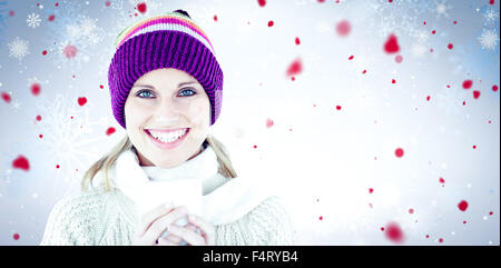 Image composite de femme portant un chandail blanc et un chapeau coloré contre white Banque D'Images