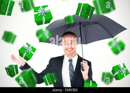 Libre de s'abritant sous parapluie noir Banque D'Images