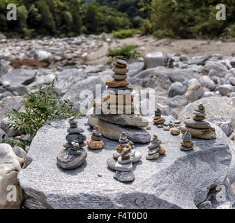 La Suisse, l'Europe, Losone, Tessin, tours de galets, cairn, vallée de la Maggia, paysage, eau, été, Banque D'Images