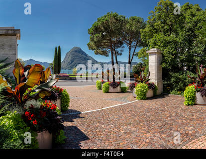 La Suisse, l'Europe, Lugano, Tessin, Monte San Salvatore, jardin de l'hôtel, paysage, eau, arbres, été, Montagnes, Lac, Banque D'Images