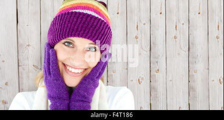 Image composite de la jeune femme avec chapeau et gants dans l'hiver Banque D'Images